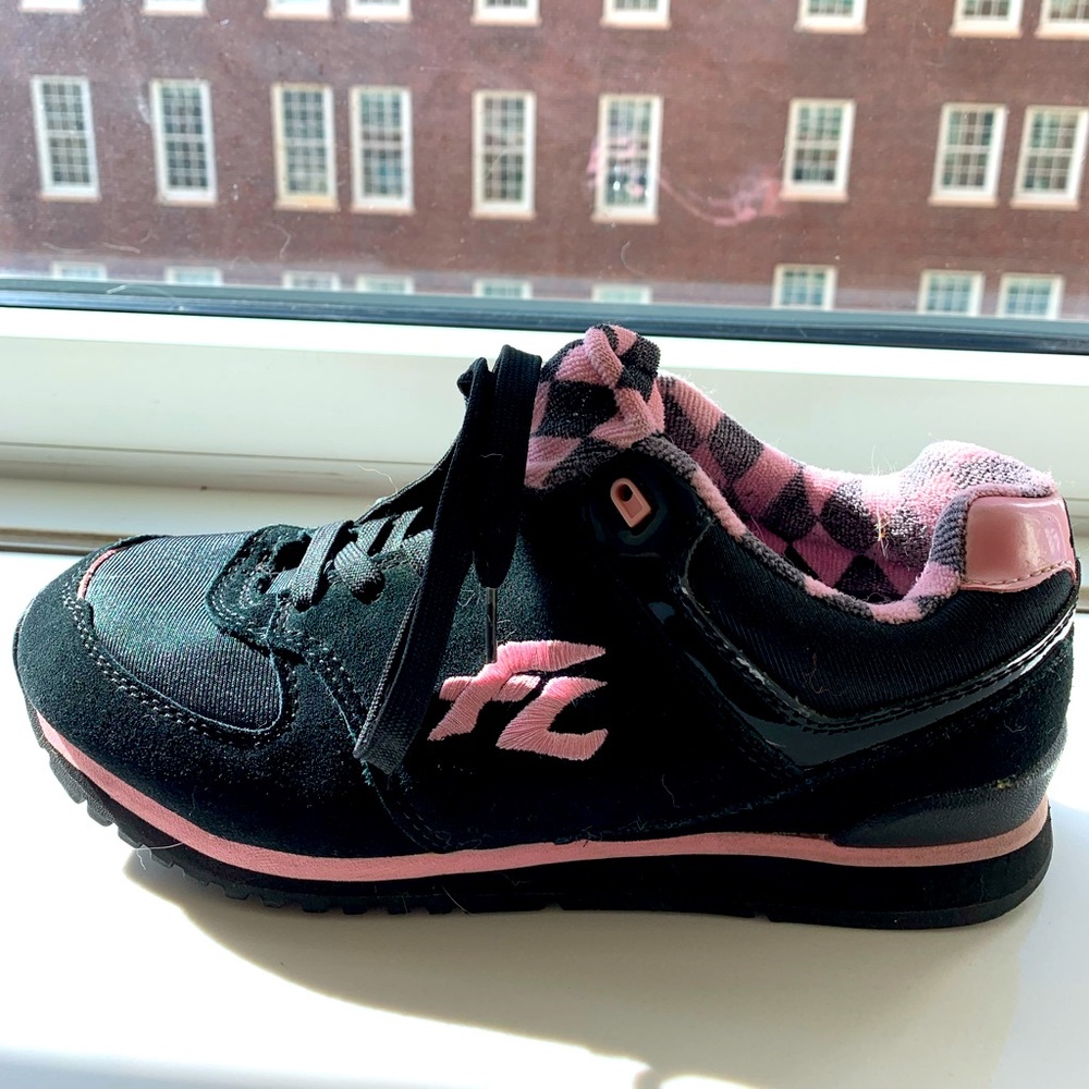Frontline by Brian Freedman sneakers size 6 1/2 black with pink accents